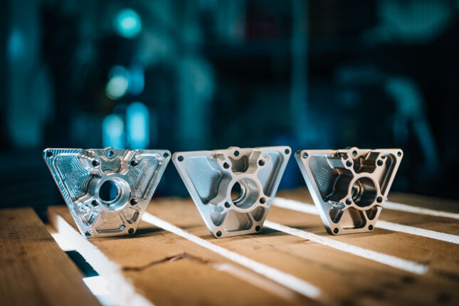 Anodiserade aluminiumkomponenter med h&ouml;g ytfinish &ndash; exempel p&aring; eloxering.