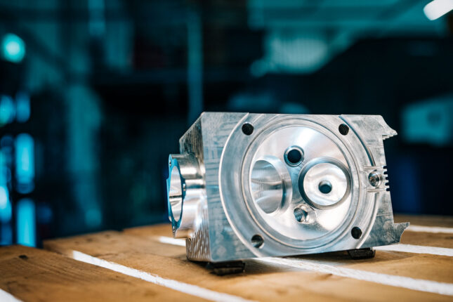 CNC-bearbetad aluminiumkomponent p&aring; arbetsbord &ndash; exempel p&aring; avancerad konstruktion och tillverkning.