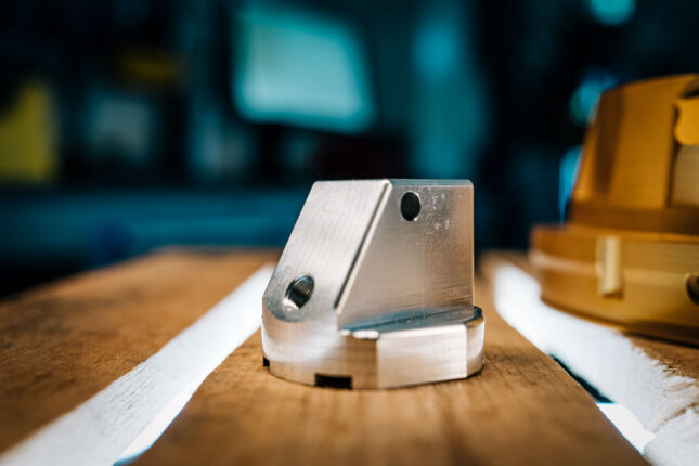 Bearbetad aluminiumdetalj med monterad Helicoil-g&auml;nginsats &ndash; h&aring;llbara g&auml;ngor i mjuka material.