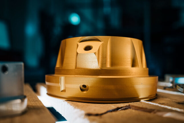 Eloxerad aluminiumkomponent med f&auml;rgad ytbehandling &ndash; slitstark och dekorativ finish.