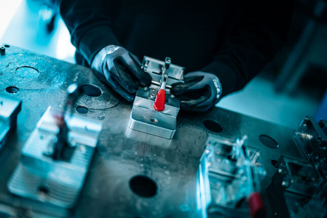 N&auml;rbild p&aring; bearbetning av aluminiumkomponent &ndash; precision i varje detalj.