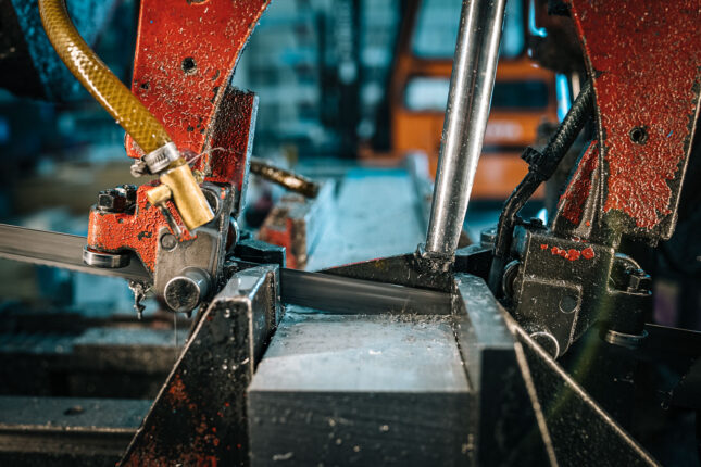 Automatiserad metallbearbetning av aluminiumdetalj i industriell milj&ouml;.