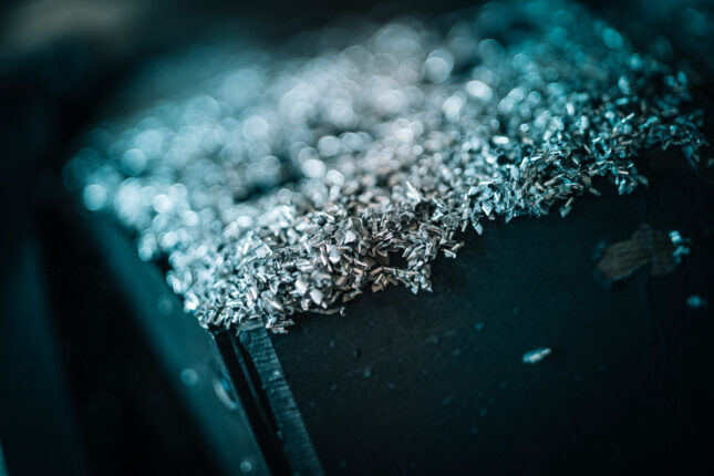 N&auml;rbild p&aring; metallsp&aring;n vid bearbetning av aluminium &ndash; del i processen f&ouml;r g&auml;nginsatser.